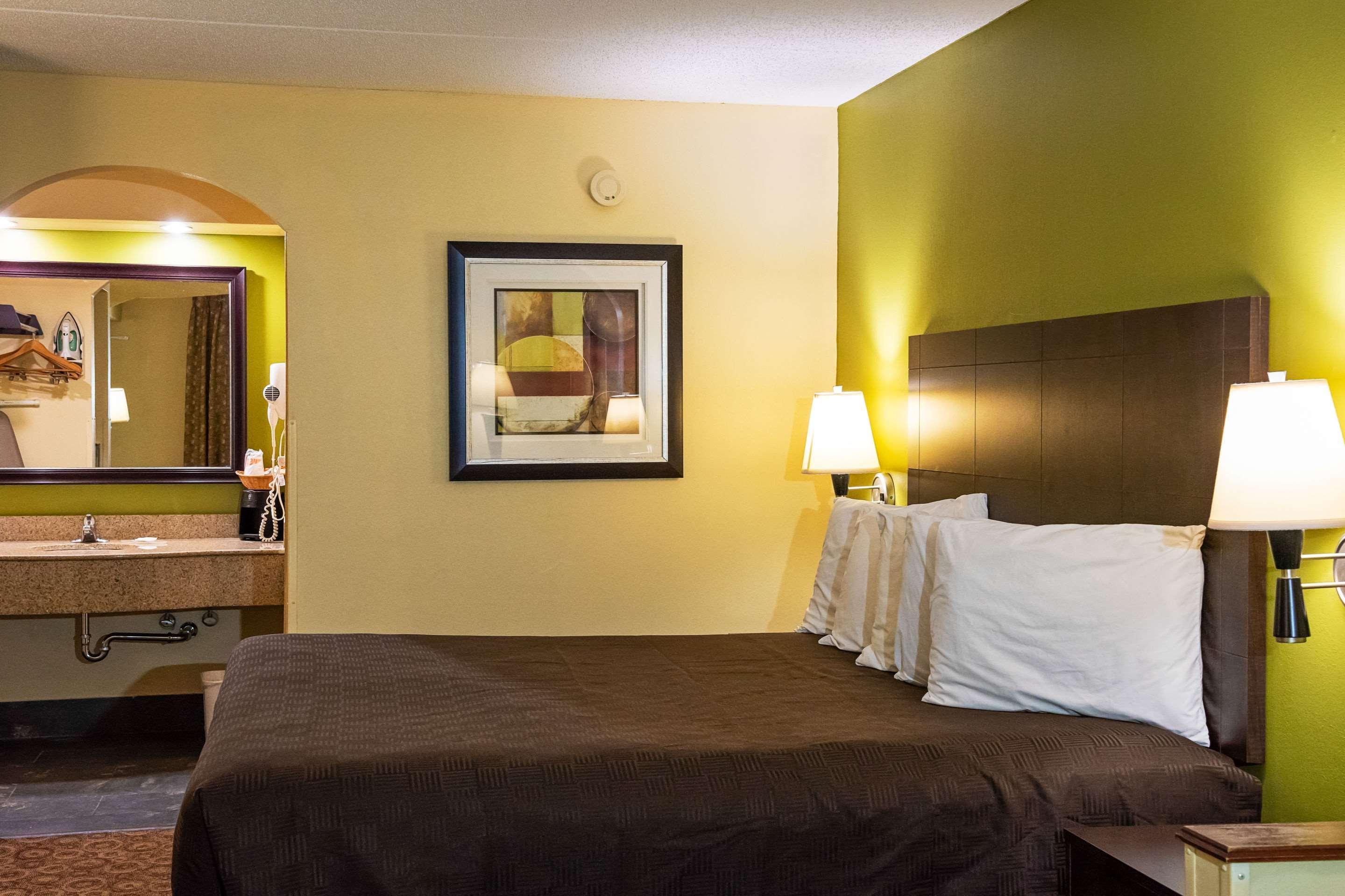 Rodeway Inn & Suites Clarksville Eksteriør bilde