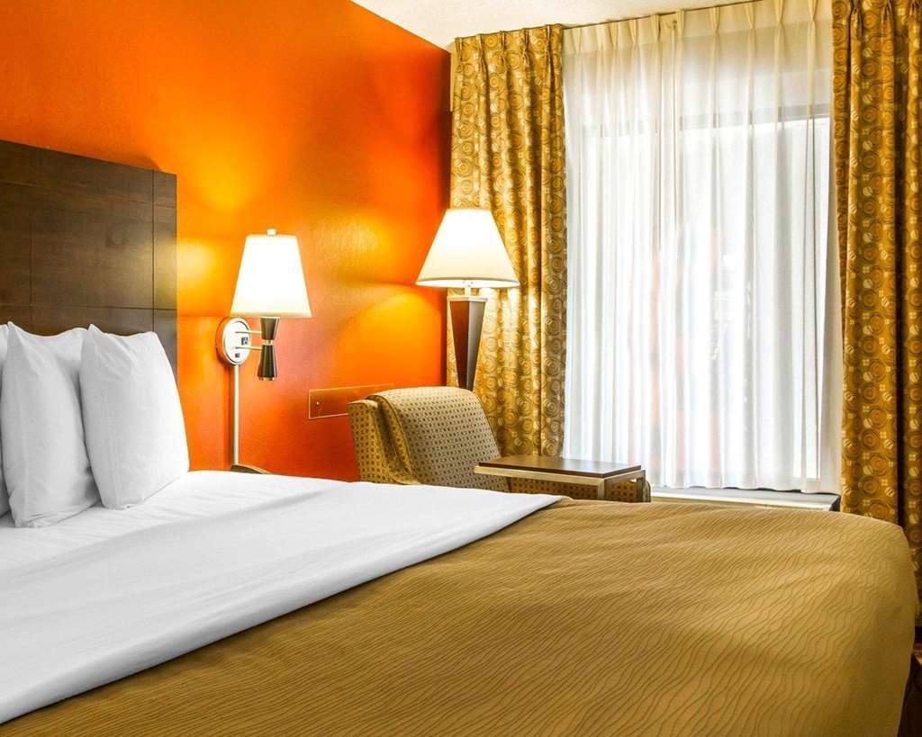 Rodeway Inn & Suites Clarksville Rom bilde