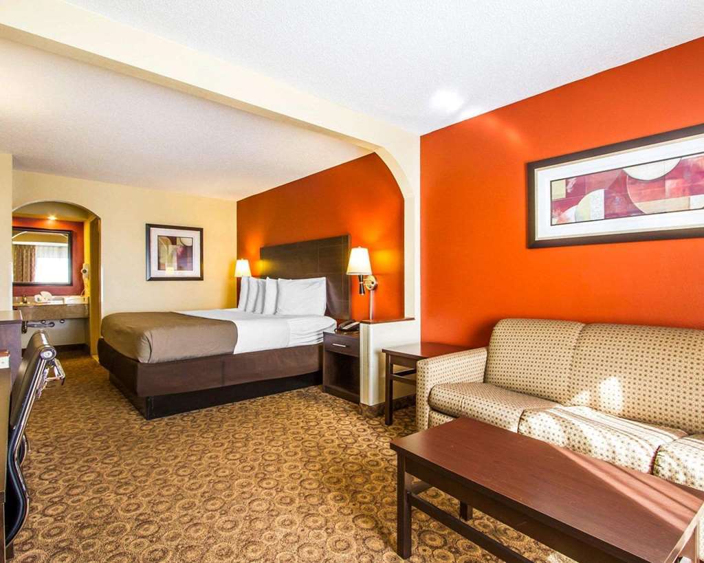 Rodeway Inn & Suites Clarksville Rom bilde